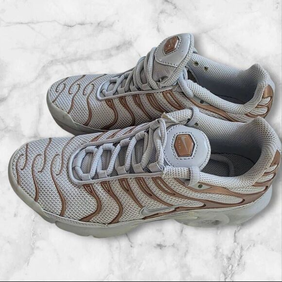 Nike Air Max Plus Pure Platinum/Metallic Gold Running Shoes Size 4Y - Picture 3 of 11